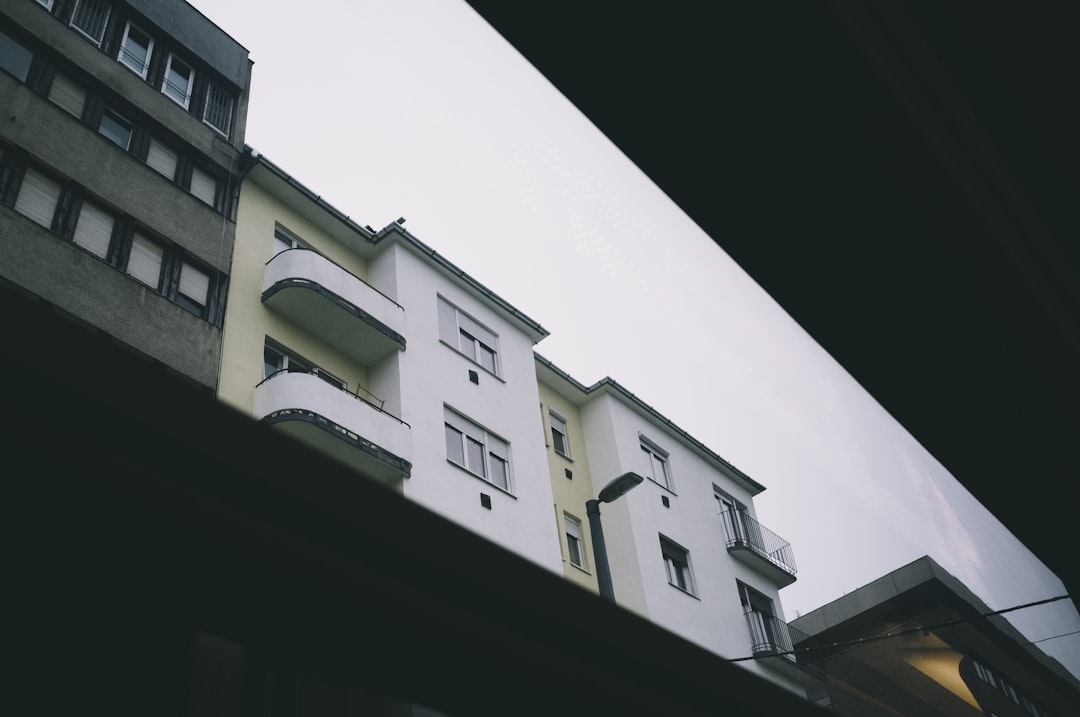 Mehr grün auf dem Balkon mit Blumenkästen