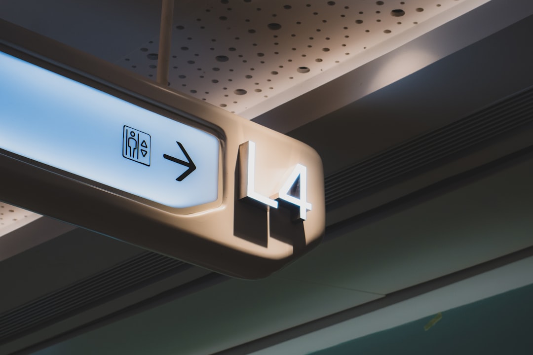 Verkehrszeichen am rechten Fahrbahnrand: Bedeutung und Regeln im Straßenverkehr