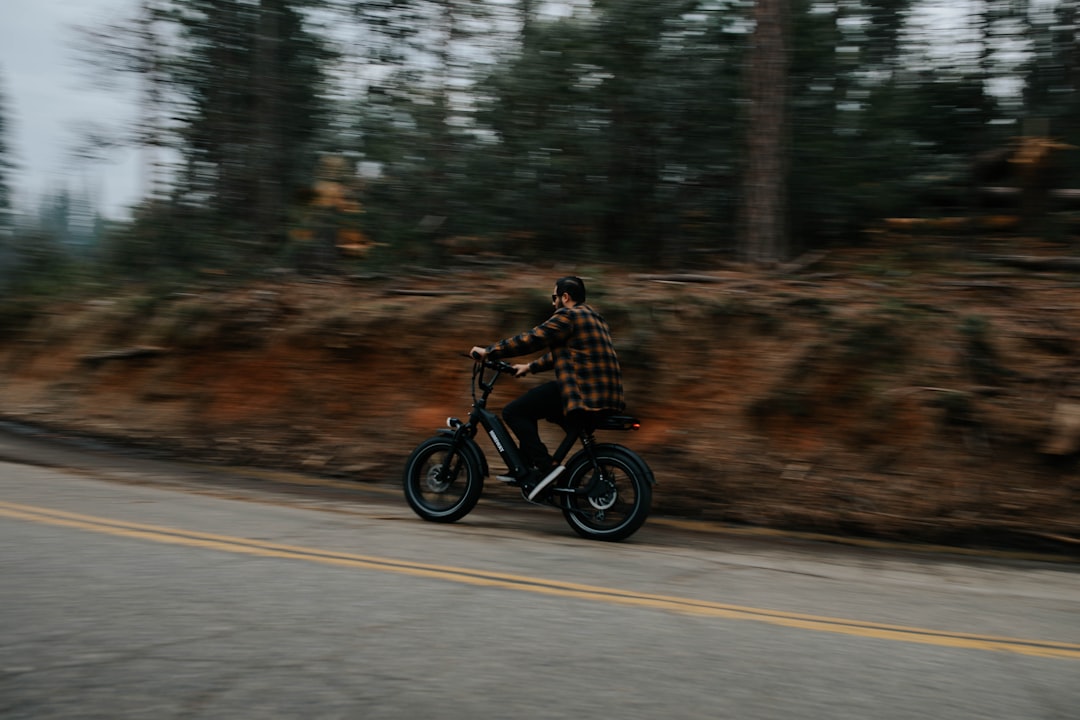 Was tun, wenn das Lenkrad beim Beschleunigen flattert: Sicher unterwegs trotz Lenkradflattern