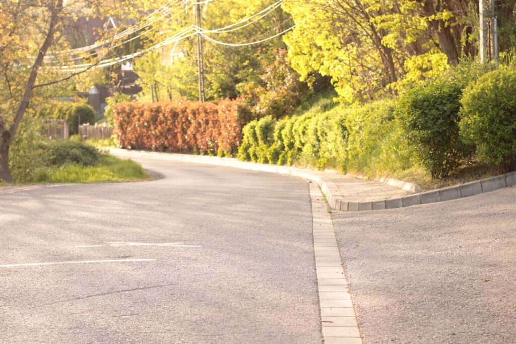 Schleudergefahr in Kurven: Warum ein Schlechter Straßenzustand das Risiko Erhöht
